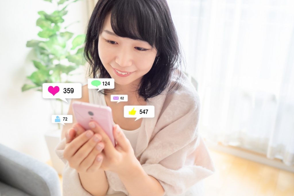 SNSを見る女性