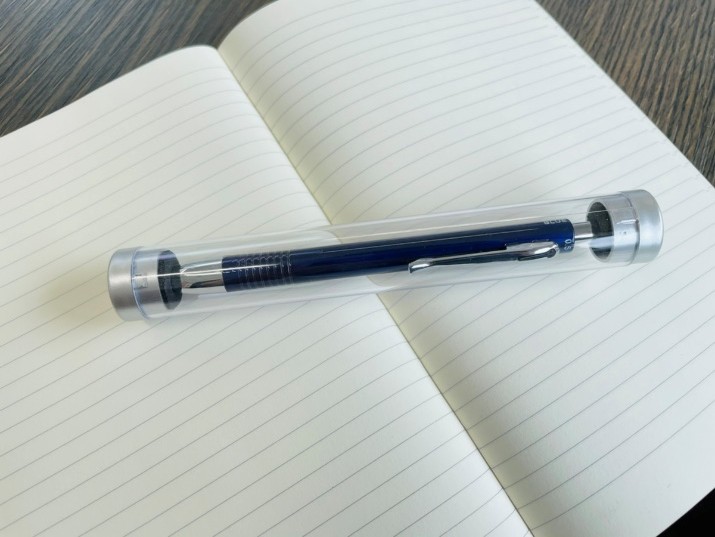 メタリック４アクションペン（ケース付）のデザイン
