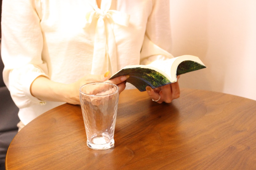「炭酸水グラス(中)(245ml)」は、その名のとおり炭酸水を入れるとグラスの美しさが際立ちます